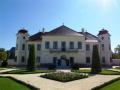 A kastély homlokzata előtti parterre
